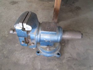 Heavy duty 5in swiveling Bench Vise...
