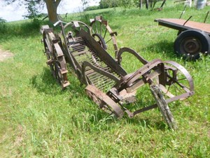 Antique Horse-Drawn Potato DiggerFarm Tillage Equipment