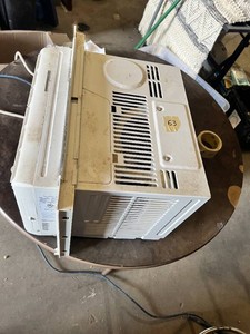 Soleus Air Window Air Conditioner approximately 5000 BTU with Manual Controls - Works