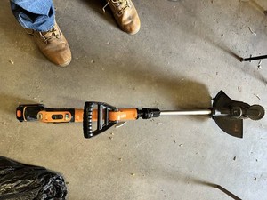 Black and Decker 20V Lithium String Trimmer with Easy Feed - Works