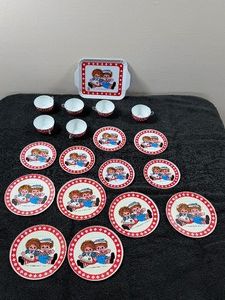 Vintage 1972 Bobbs Merrill Raggedy Ann and Andy child tea tin set - 19 pieces