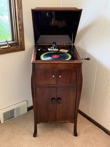 1906 Antique Upright Victrola Phonograph Record Player with AccessoriesBRING HELP TO LOAD