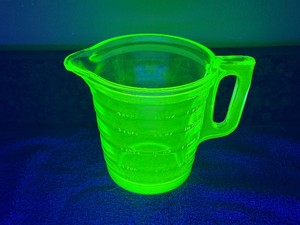 Large Collectible 5 Cup  40 oz Uranium Glass Measuring Cup  - see description for more info