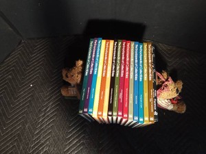 The encyclopedias of collectible and 1 book of elegant glass