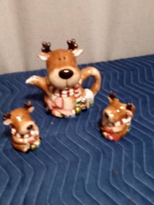 Reindeer teapot and creamersugar