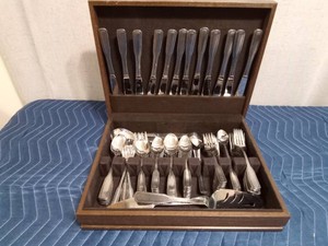 Soleni Silverware set in case