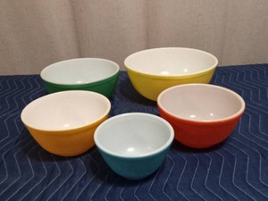 5 Colored Pyrex bowls