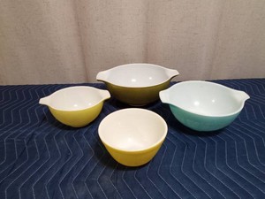 4 Pyrex colored bowls