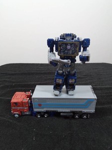 Transformer toy generations war for Cybertron Earthrise Leader and Voyager Class Soundwave figures