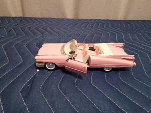 Pink diecast model of a 1959 Cadillac Eldorado Biarritz convertible