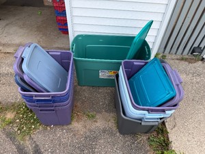 Lot of Totes and Most of them have Lids