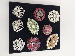 Lot Including 9 Vintage Costume Brooches Rhinestone Faux Pearl Weiss