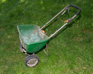 Scotts Deluxe EdgeGuard Broadcast Spreader
