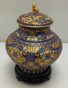 Vintage Exquisite Chinese Covered Decorative Gilded Cloisonne Urn With Wood Stand 9"