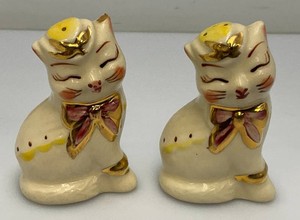 Vintage Shawnee Puss & Boots Cats Salt And Pepper Shakers With Gold Tone Accents 3 14 (One Ear Has Chip)