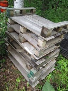 Stack of 9 wood half size pallets...