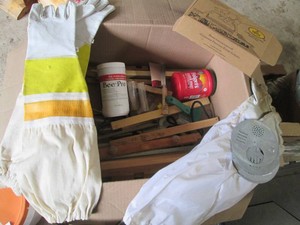Box of misc assorted Beekeeping Gea...