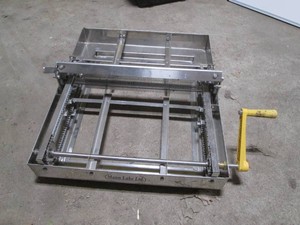 Mann Lake Ltd manual cranking DeCap...