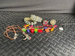 Mixed Costume Jewelry Necklace, Bracelet & Brooch Lot