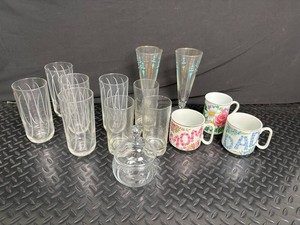 Etched Glassware, Iridescent Flutes & Floral Mugs Mixed Lot
