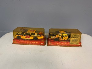 NASCAR Racing Champions Collector Series #98 Kenny Wallace and #22 Ward Burton 124 Scale