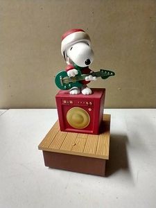 2011 Hallmark Peanuts Band Snoopy Ornament - Works