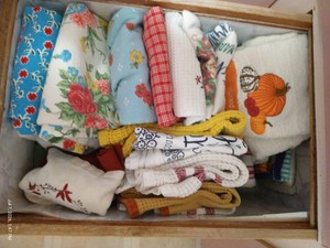 Drawer Contents - Dish Towels in Very Good Condition