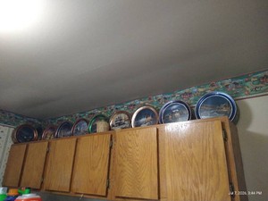 (10) Schwans Tins & Little Vase