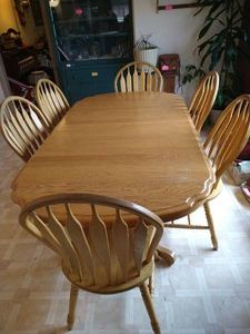 Honey Oak Dining Table & (6) Chairs