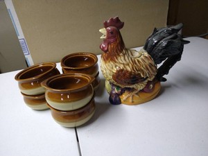 Rooster Teapot & (6) Small Soup Bowls