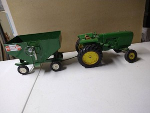 Ertl Tractor & Huskee Gravity Feed Wagon