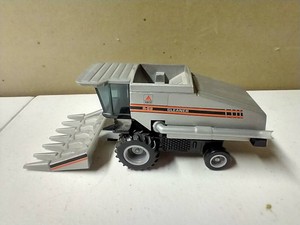 Ertl Die Cast 164 Agco R-52 Gleaner Combine
