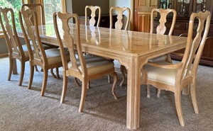 DR - Vintage Drexel Heritage Dining Table & 8 Chairs With 3 Leaves