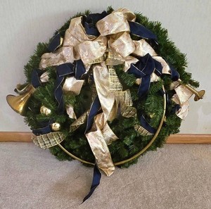 LL-ST - Christmas Wreath With Angel, Horn & Carrying Case