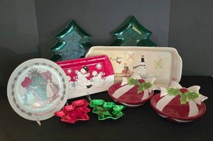 LL-ST - Christmas Serving Trays & Plates Oneida, St. Nicholas Square & Holly Hobbie Mixed Lot