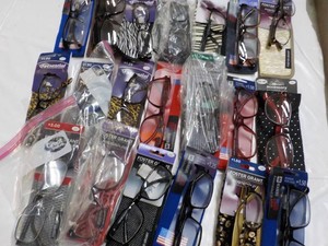 20 pair of Readers Glasses - variou...