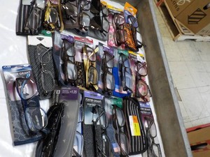 20 pair of Readers Glasses - variou...