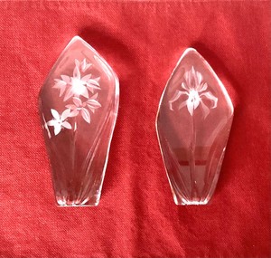 Pair of Maleras (Mats Jonasson) Etched Crystal Floral Scuptures