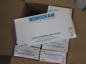 900 Lightly powdered vinyl gloves...