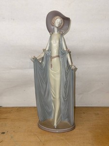 ITEM HALTED -Lladro Hand Made in Spain Porcelain Lady Figurine Gray Shawl 14in