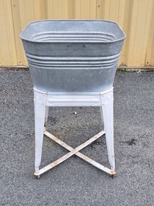 Vintage 1930s era Galvanized Farmhouse Washtub wStand