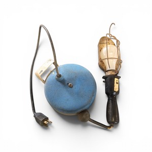 Shop Light with Mounting and Retractable Cord