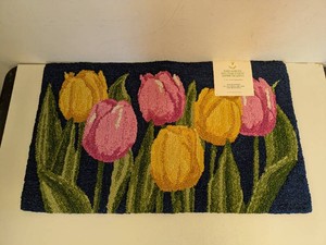 NEW HOOKED ACCENT RUG ROSES