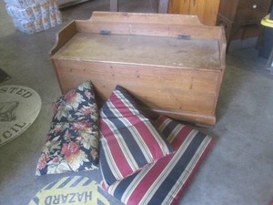 (FRNT) Vintage Wood Bench Chest Nee...