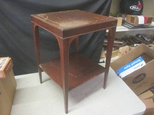 (EW6) Vintage End Table 18 x 18 x...