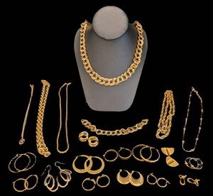 DR - Womens Gold Tone Fashion Jewelry Necklaces & Earrings Mixed Lot