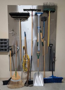 G - Shovels, Brooms & Long-Handle Tools Mixed Lot