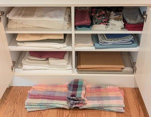 DR - Table Linens Mixed Lot Tablecloths Napkins & Placemats