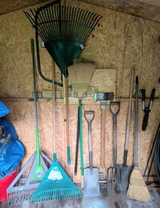BY - Yard Tools & Rakes Mixed Lot