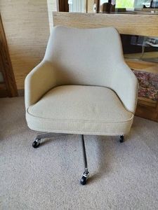 Highly Collectible Mid Modern Cushioned Conference Room Chair w Rollers